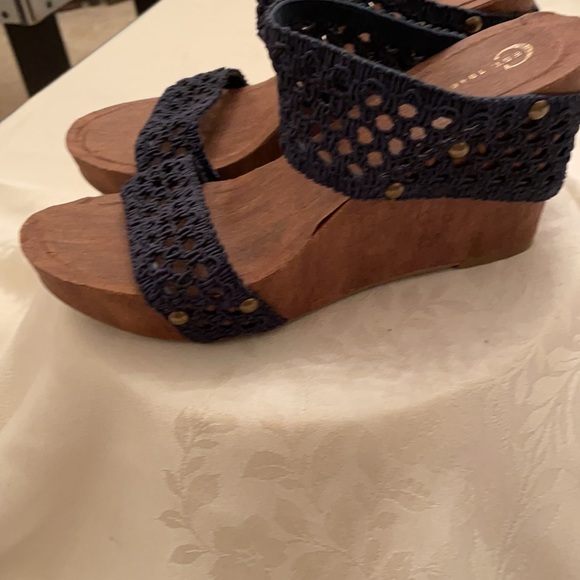 🎉3 for $30.🎉 C est 1946 Macrame wedge sandals (OLCC) - Picture 3 of 7
